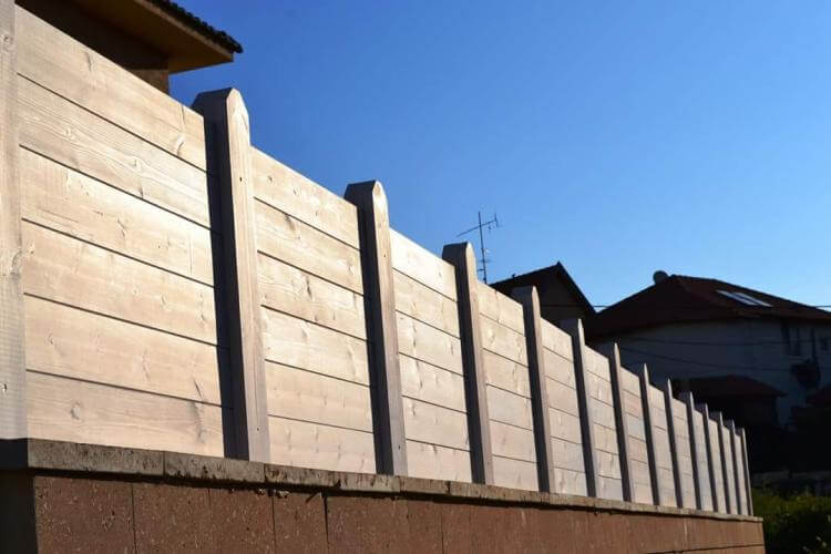 בנית גדר מעץ